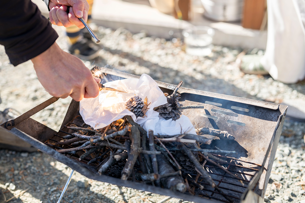 火を起こしている写真