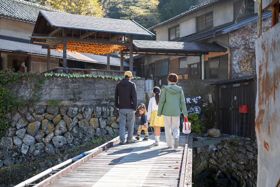 家族で歩いている写真