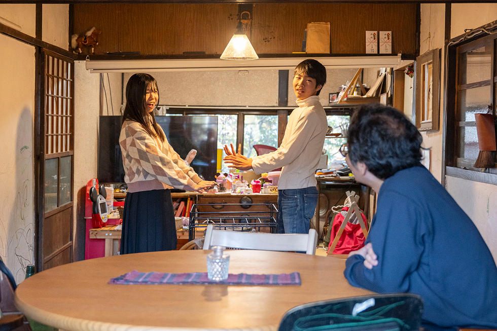 ストーブで暖まっている写真