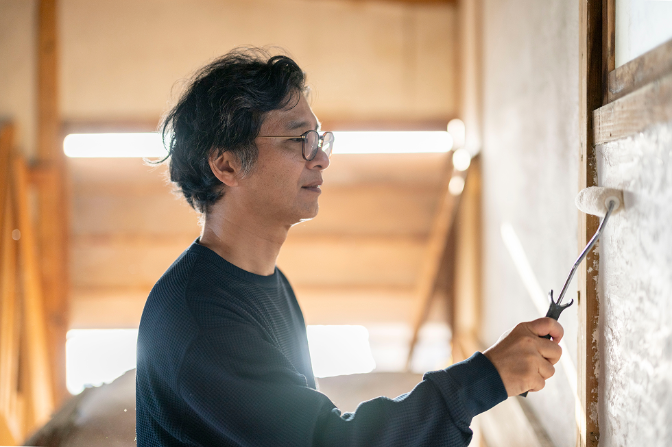 壁を塗っている写真