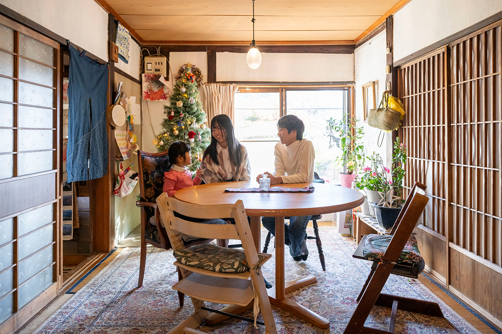 ダイニングでの家族の写真