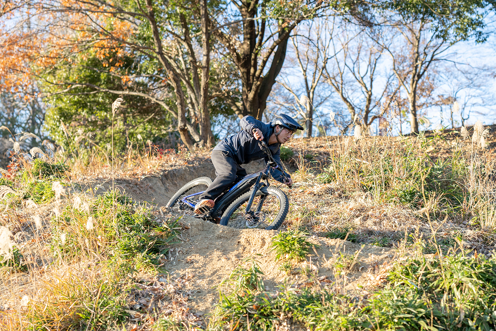 マウンテンバイクで走っている写真